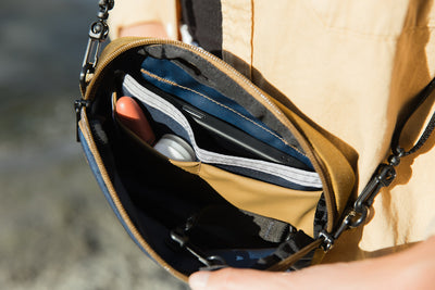 visible lifestyle^^The interior pockets of the Bantam in Navy Parapack.