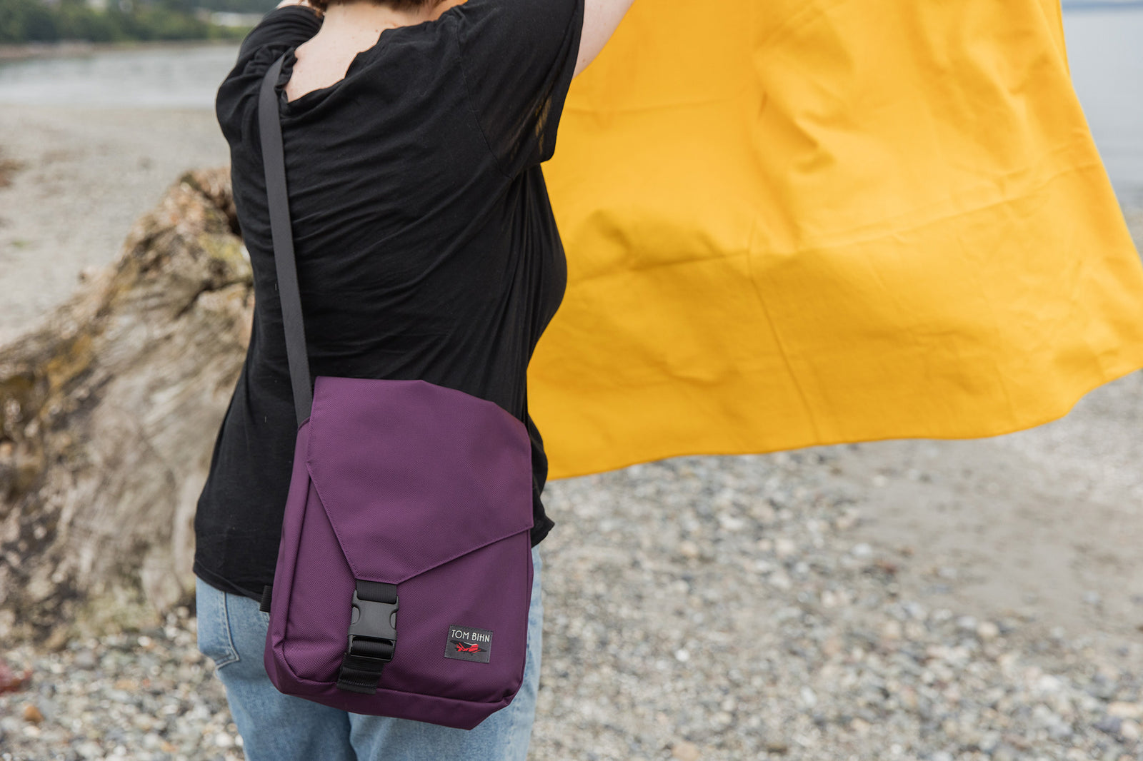 visible lifestyle^^A Medium Cafe Bag at a beach.