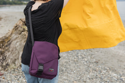 visible lifestyle^^A Medium Cafe Bag at a beach.