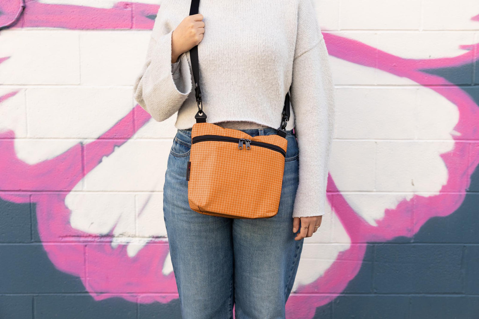 visible lifestyle^^A person wearing a Rogue Sacoche in Sakura 200 Halcyon.
