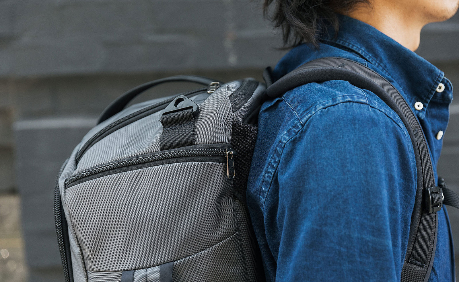 visible lifestyle ^^ A Close up of the Techonaut 45s Edgeless Shoulder Straps.