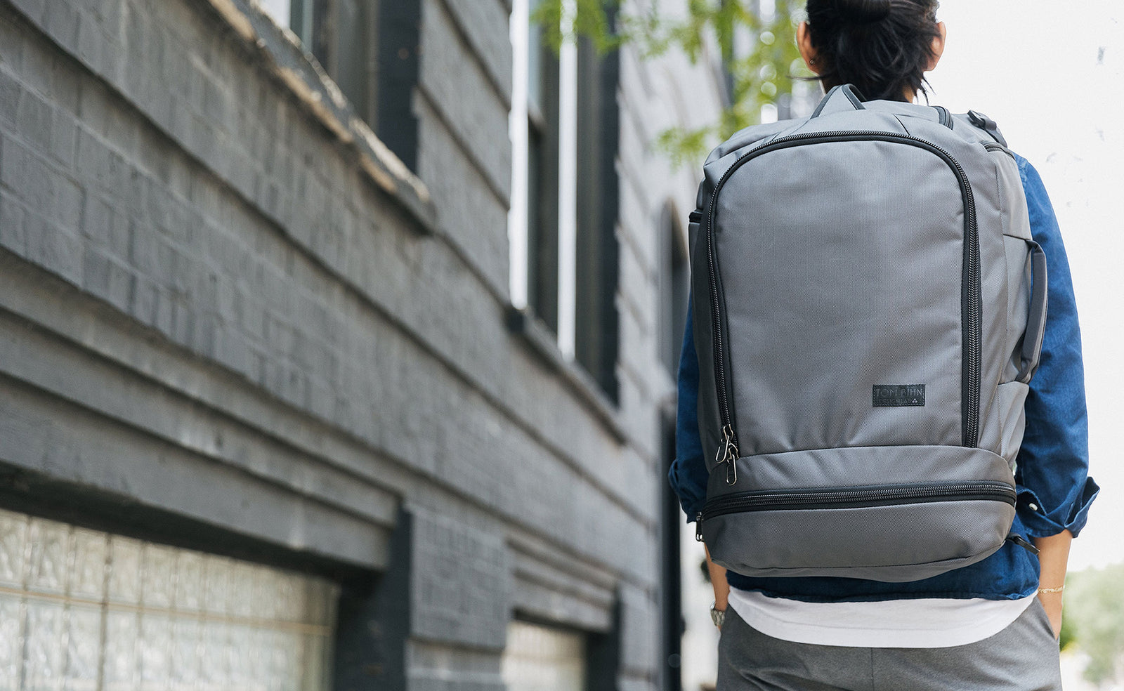 visible lifestyle ^^ The back of a person wearing the Techonaut 45 as a backpack.