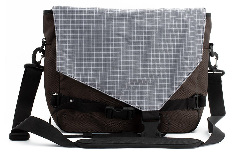 visible variant TB0204-RKND^^The Maker's Bag in Ursa (brown-grey) Ballistic with a Northwest Sky (light grey with white grid) 200 Halcyon interior.