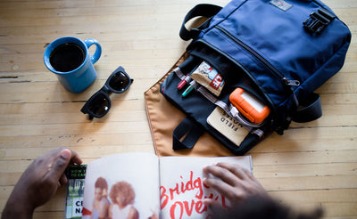 A person using their Medium Cafe Bag at a cafe.