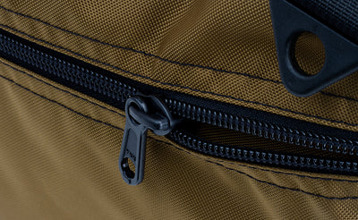 ^^A close shot of the Packing Cube Shoulder Bag's front zipper.