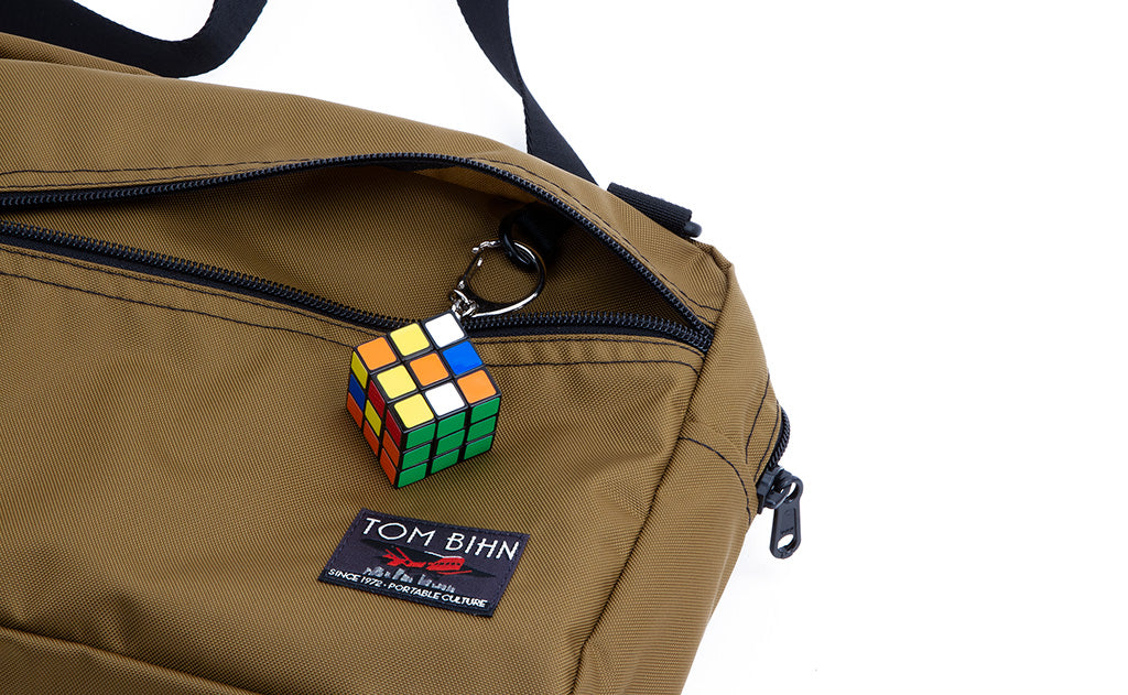 ^^A Packing Cube Shoulder Bag with a kechain attached to the front pocket's interior o-ring.