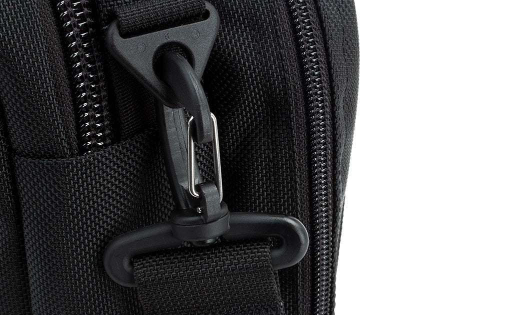 detail visible^^A close shot of the snaphook attachment point with a snaphook attached.