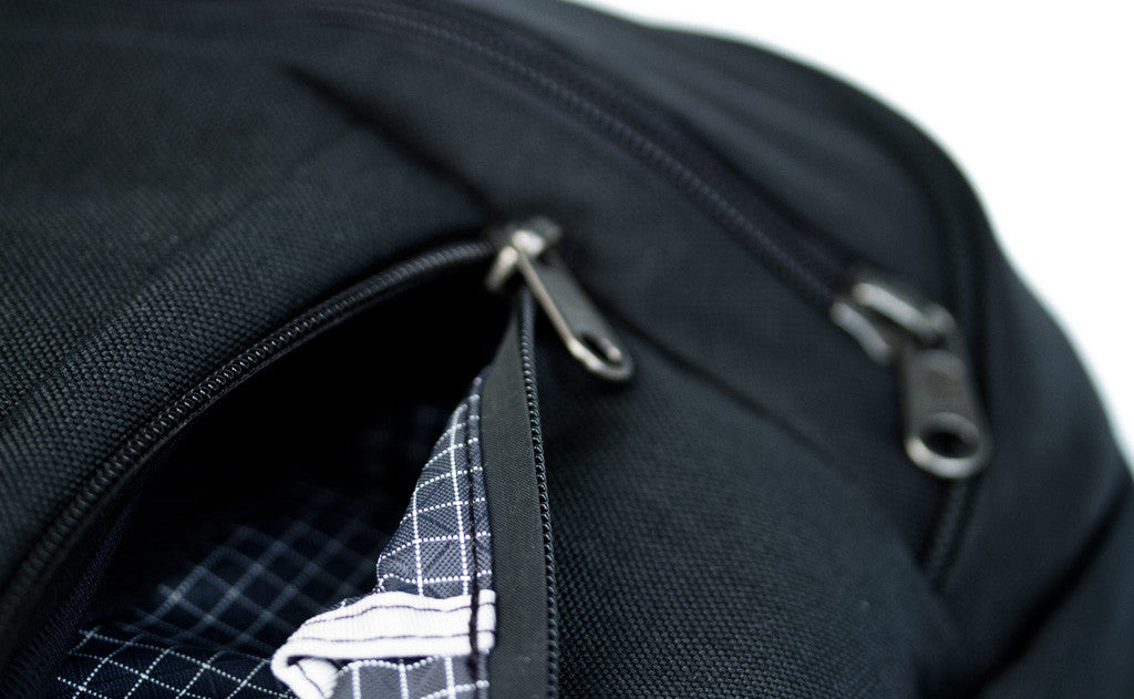 detail visible^^A close shot of the zipper of the Synapse 19.