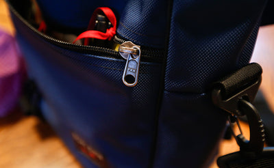 ^^A close shot on the front zippered pocket.