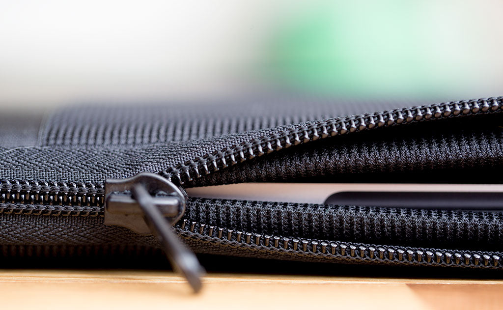 detail visible^^A close shot of the zipper of the Cache.