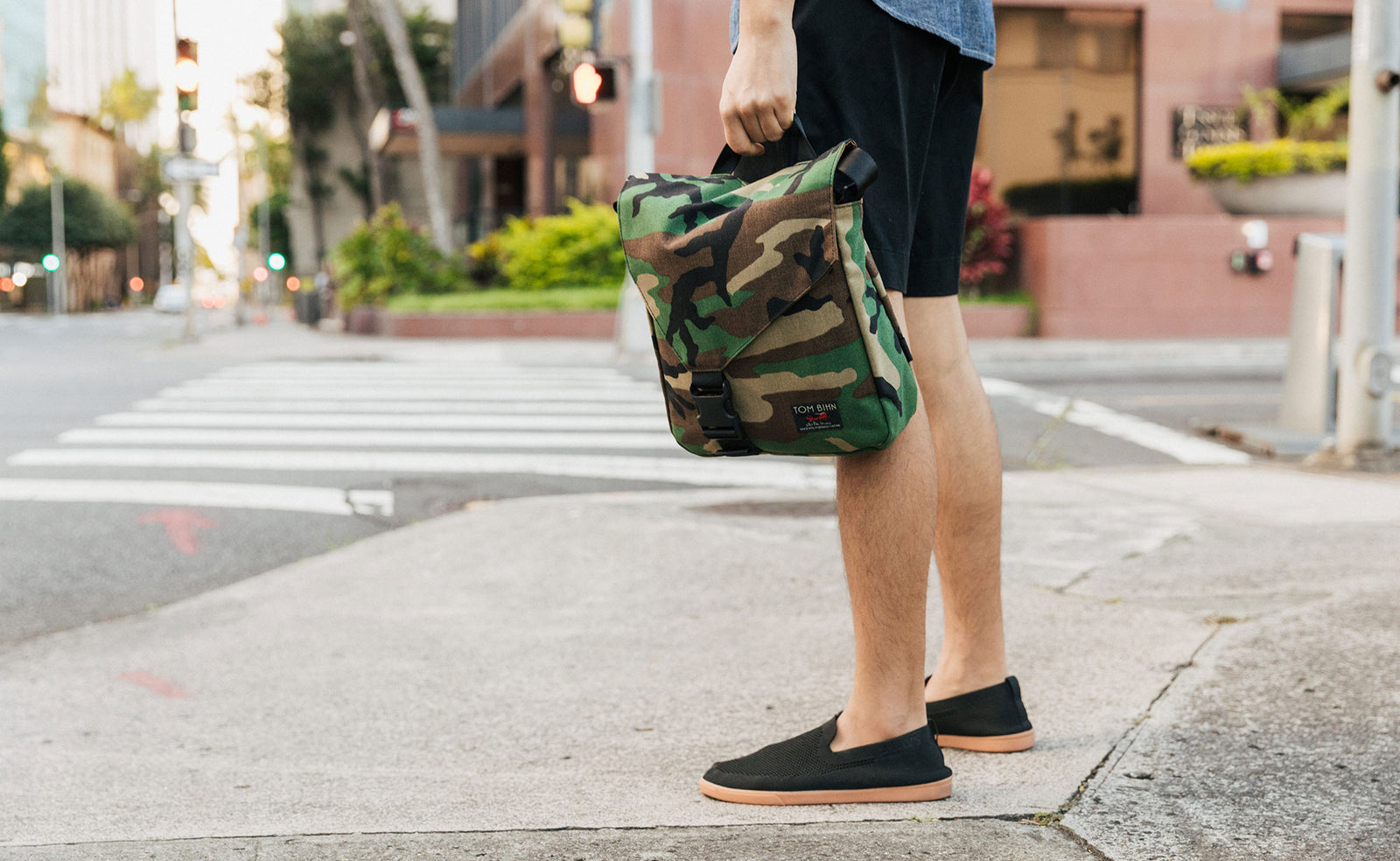 Person carrying the Medium Cafe Bag in Beaver Camo.
