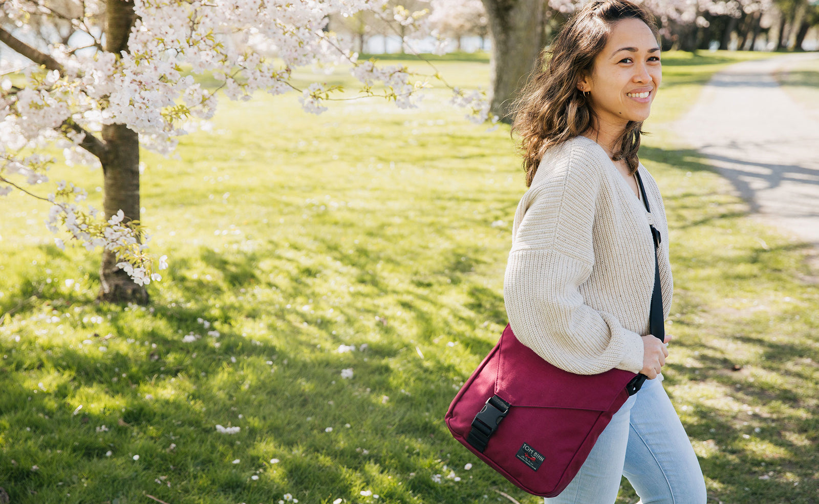Person wearing the Medium Cafe Bag in Red Blend.