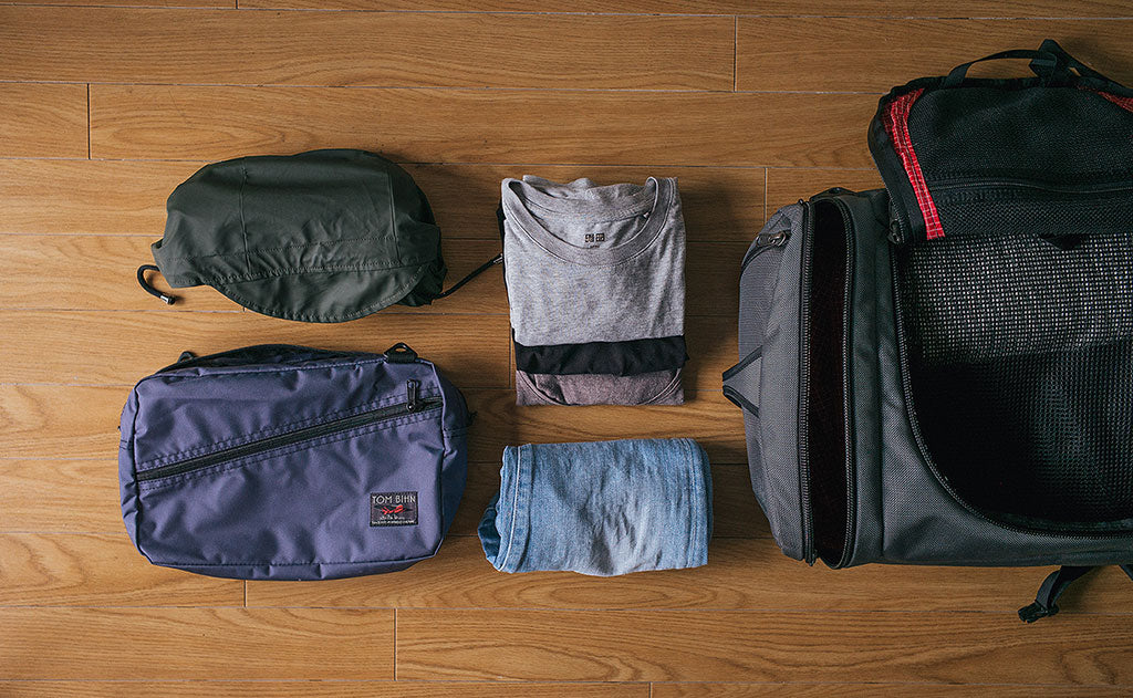 ^^A possible loadout for a Packing Cube Shoulder Bag (a few t-shirts, a pair of rolled-up jeans, and a laundry bag).
