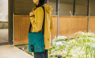 Person wearing the Medium Cafe Bag.