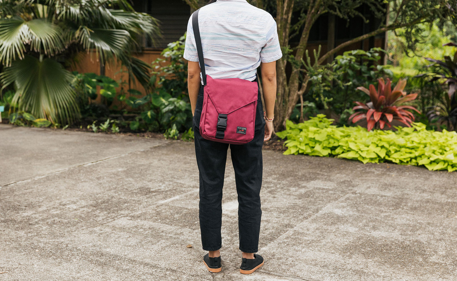Person wearing the Medium Cafe Bag in Red Blend.