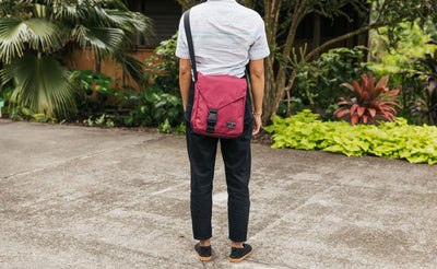 Person wearing the Medium Cafe Bag in Red Blend.