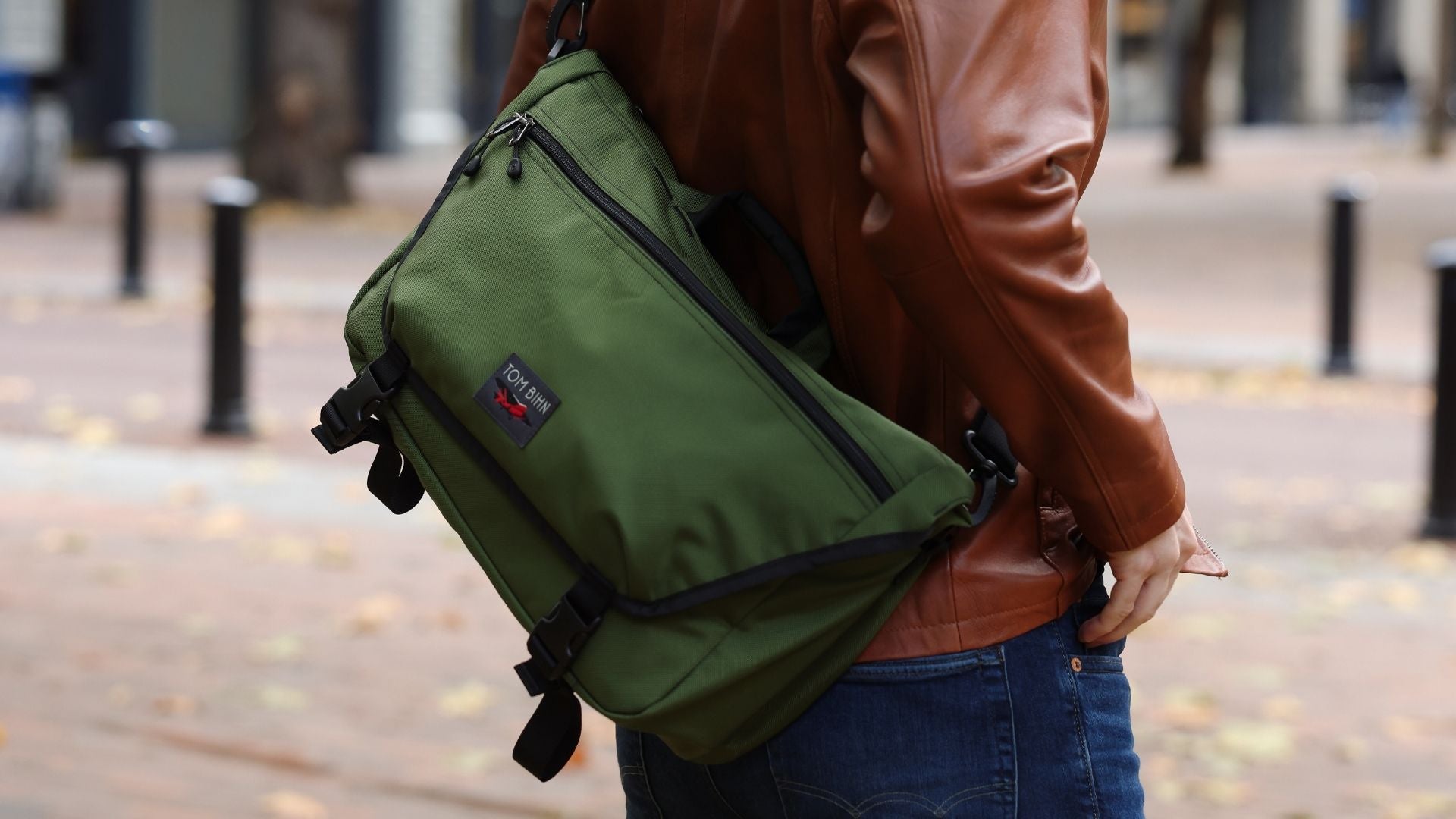 Person wearing the Marathon Messenger on back.