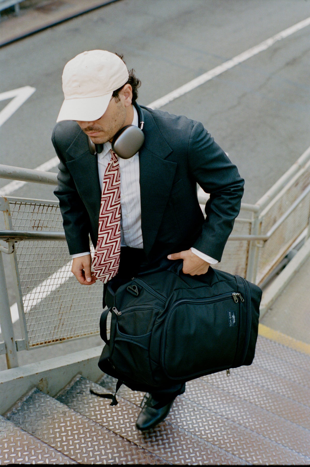 lifestyle visible ^^ A person carrying the Techonaut 30 like a duffel with the grab handle.