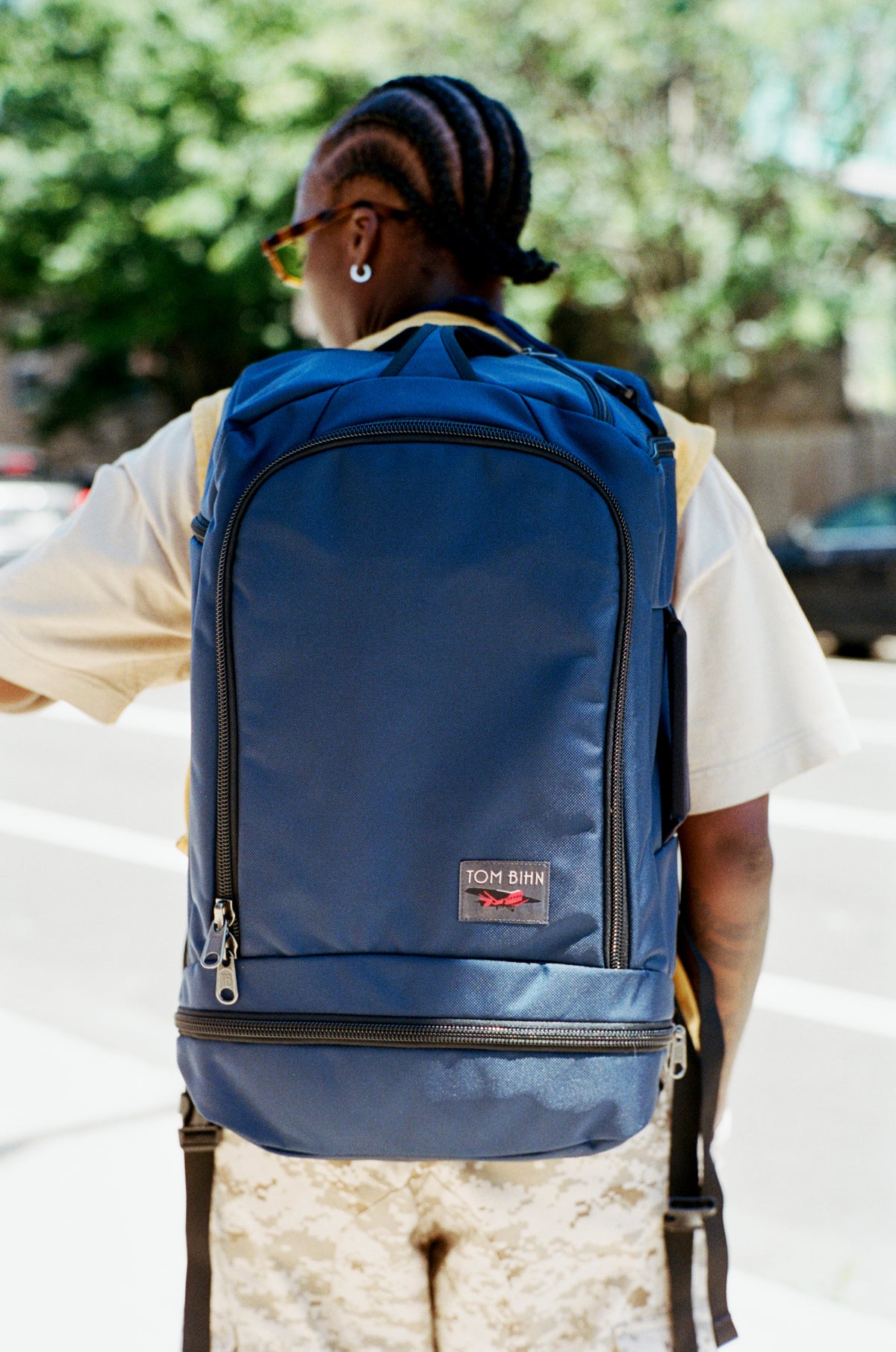 visible lifestyle^^ A person wearing a Deep Blue Techonaut 30 as a backpack.