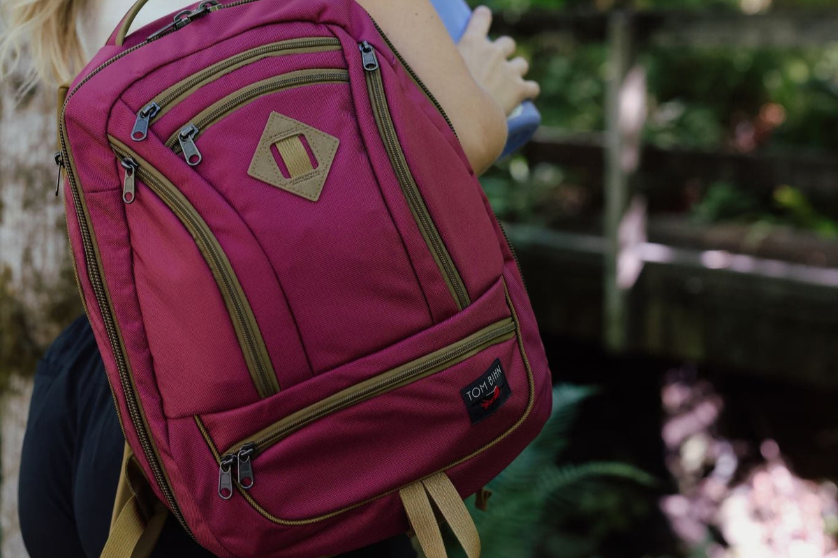 visible lifestyle^^ lifestyle visible^^Guide's Edition Synik 26 Raspberry worn by hiker