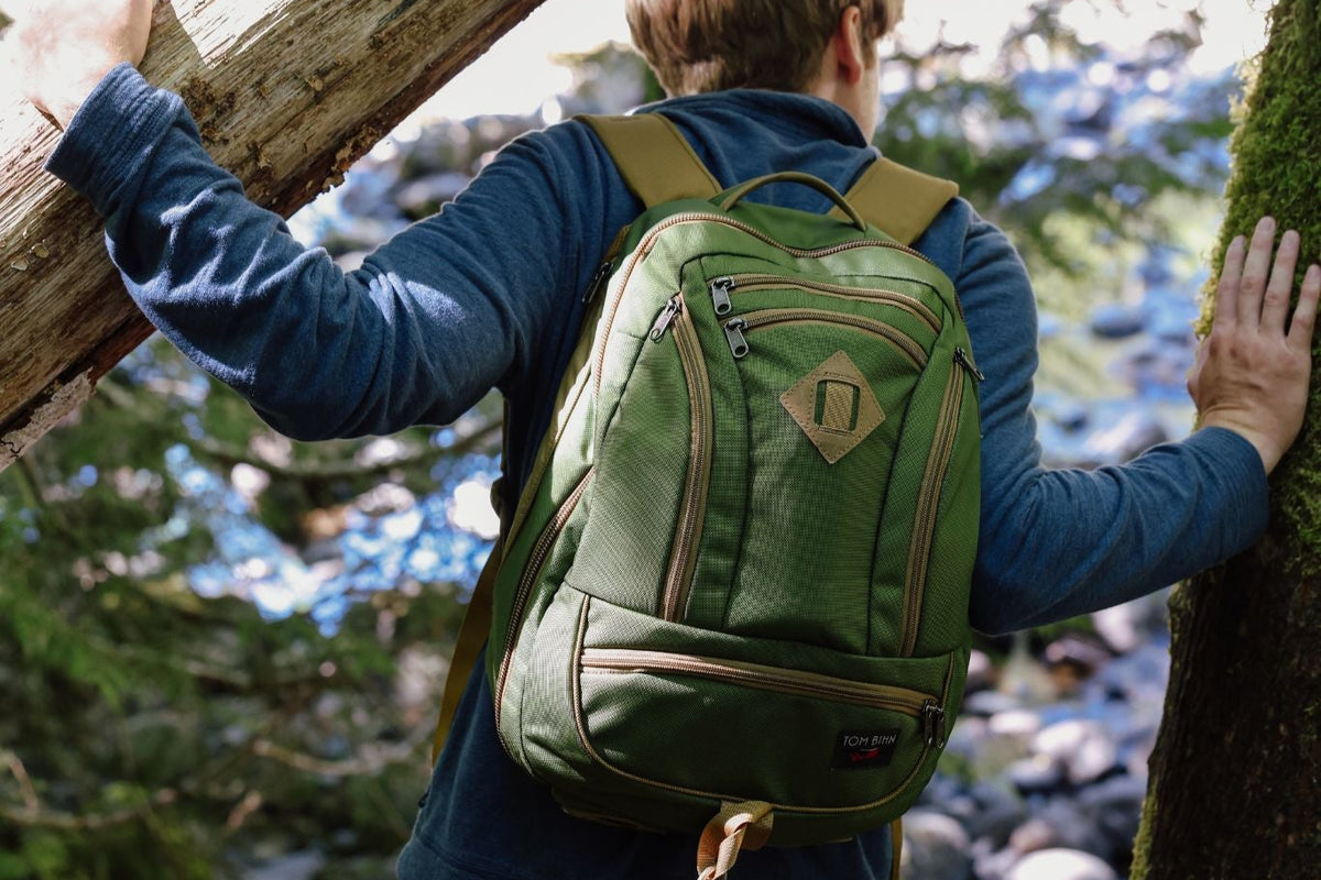 visible lifestyle^^Guide's Edition Synik 26 Saguaro person hiking through trees