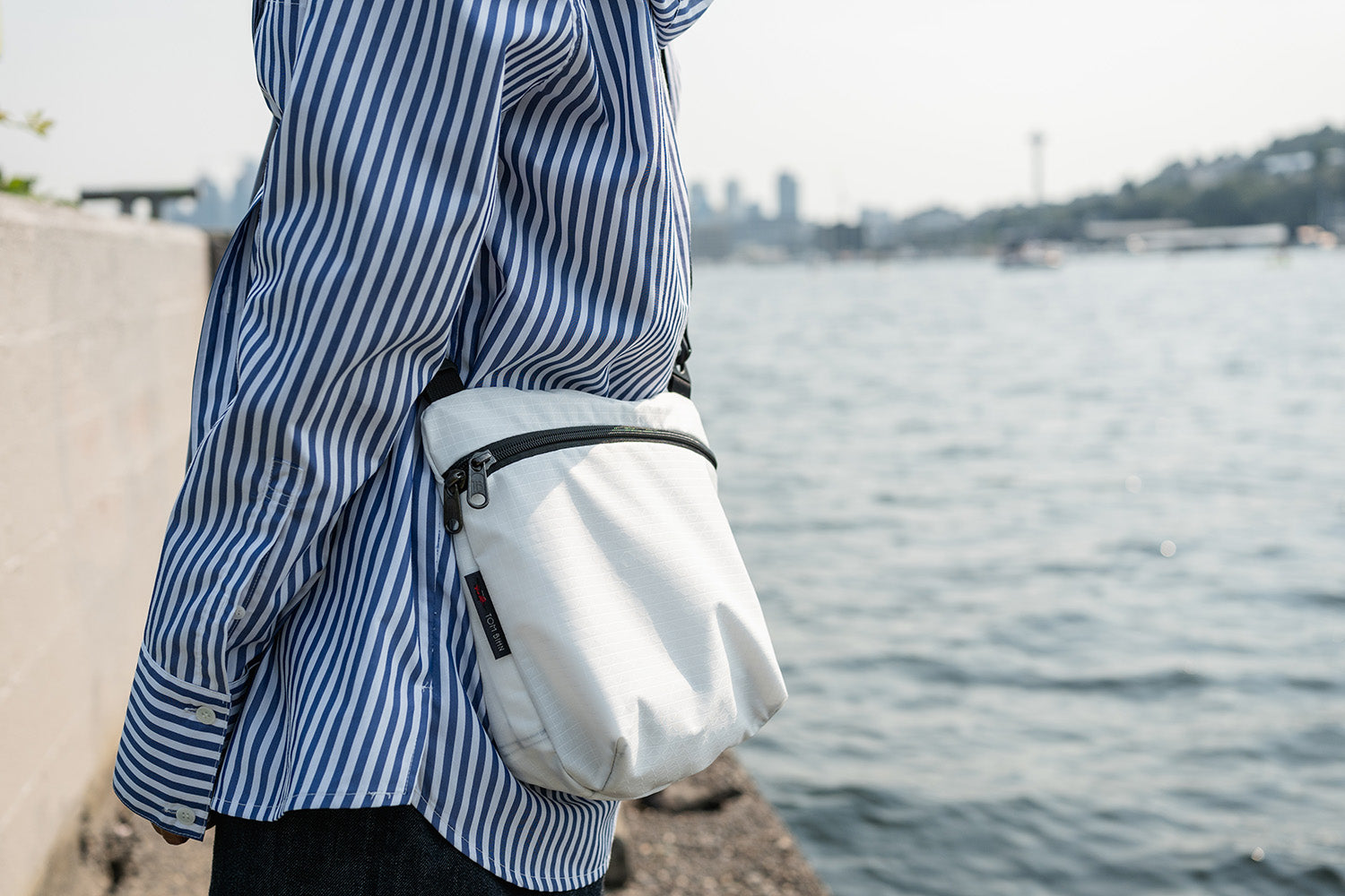 visible lifestyle^^A person wearing an Tahoma Rogue Sacoche.