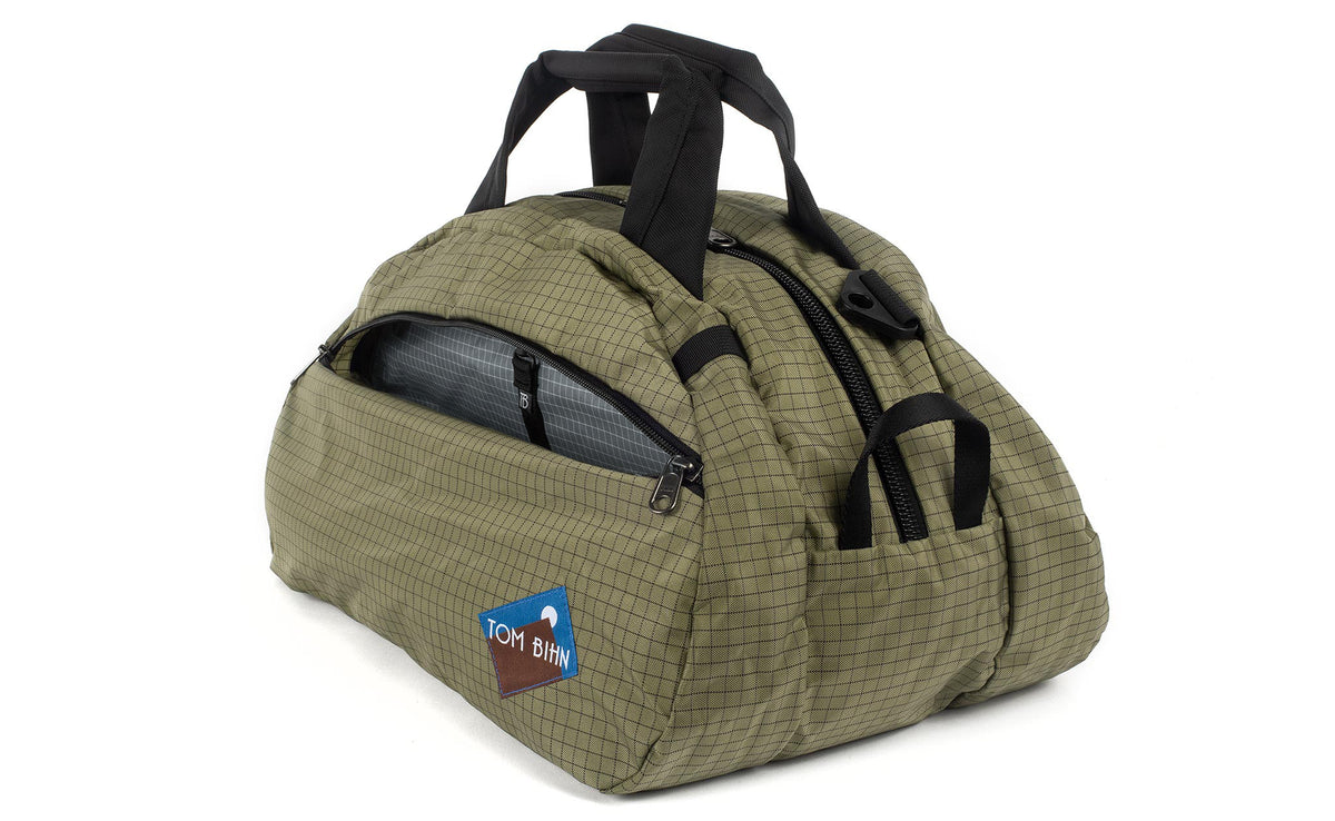visible variant TB0435-VHND^^The Old School Carry All in Taiga 400 Halcyon with Northwest Sky (grey with white grid) 200 Halcyon interior.