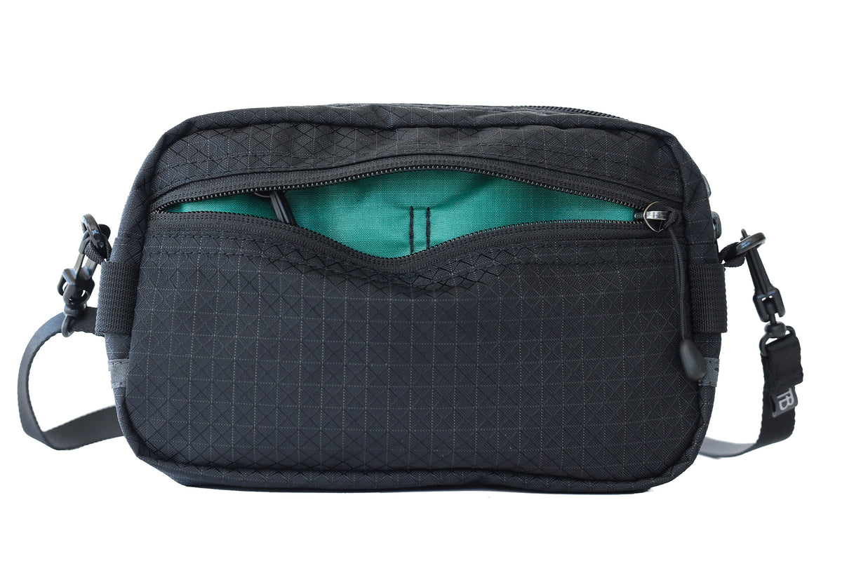 visible variant TB0413-BTEL^^The Side Effect in Black 420 Spectron with Emerald 210 Cerylon
