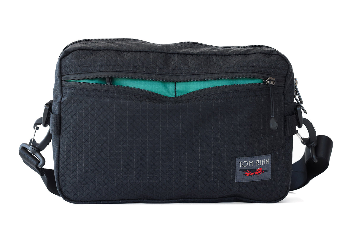 visible variant TB0415-BTEL^^The rear of the Side Hustle in Black 420 Spectron in Emerald 210 Cerylon.