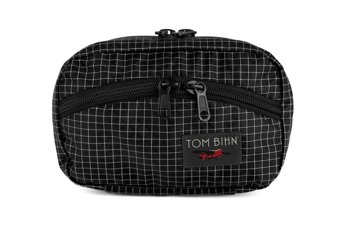 visible variant TB0418-BD^^The front of a Handy Little Thing #1 in Black (black with white grid) 200 Halcyon showing the front zipper with two slider and logo at the bottom-right corner.