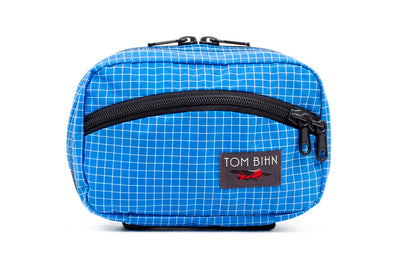 visible variant TB0418-LD^^The front of a Handy Little Thing #1 in Island (blue with white grid) 200 Halcyon showing the front zipper with two slider and logo at the bottom-right corner.