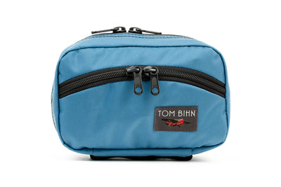 visible variant TB0418-LR^^The front of a Handy Little Thing #1 in Logic Blue (light-medium blue) 630 Recycled showing the front zipper with two slider and logo at the bottom-right corner.