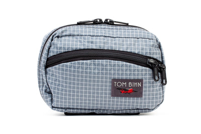 visible variant TB0418-ND^^The front of a Handy Little Thing #1 in Northwest Sky (light grey with white grid) 200 Halcyon showing the front zipper with two slider and logo at the bottom-right corner.