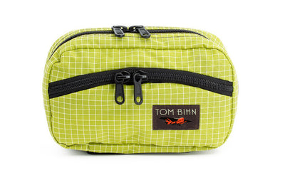visible variant TB0418-WD^^The front of a Handy Little Thing #1 in Wasabi (green with white grid) 200 Halcyon showing the front zipper with two slider and logo at the bottom-right corner.