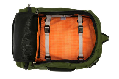 visible variant TB0902-VKZD^^ An open Techonaut 30 with a Saguaro (olive green) exterior and an Zest (orange) interior.
