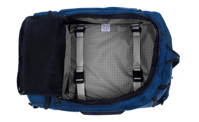 visible variant TB0902-NBND^^ An open Techonaut 30 with a Navy exterior and a Northwest Sky (grey) interior.