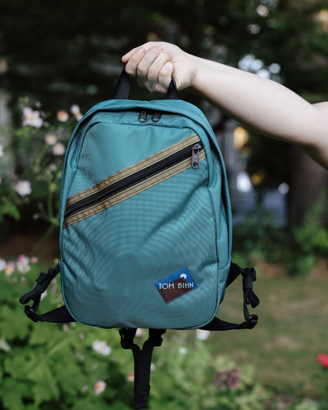 visible lifestyle^^ Person holding Zeitgeist backpack.