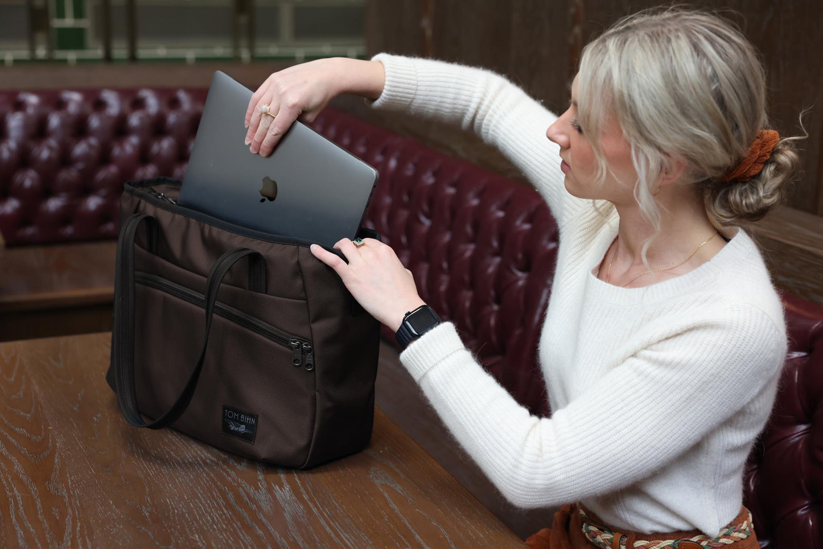 visible detail^^Laptop going into the main pocket of an Nomad 16