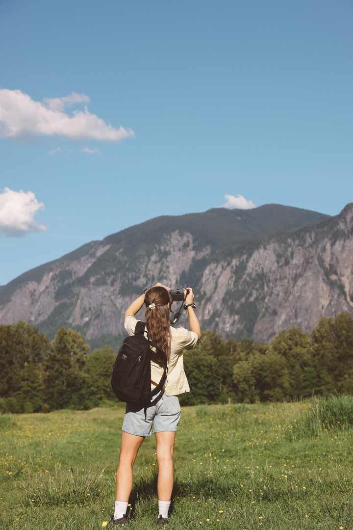 visible lifestyle^^A person wearing a Synapse 19 at a mountain.