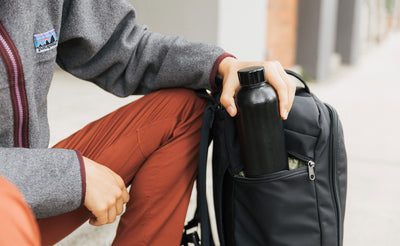 visible lifestyle ^^ A person retrieving a water bottle from the larger Techonaut 30 side pocket.