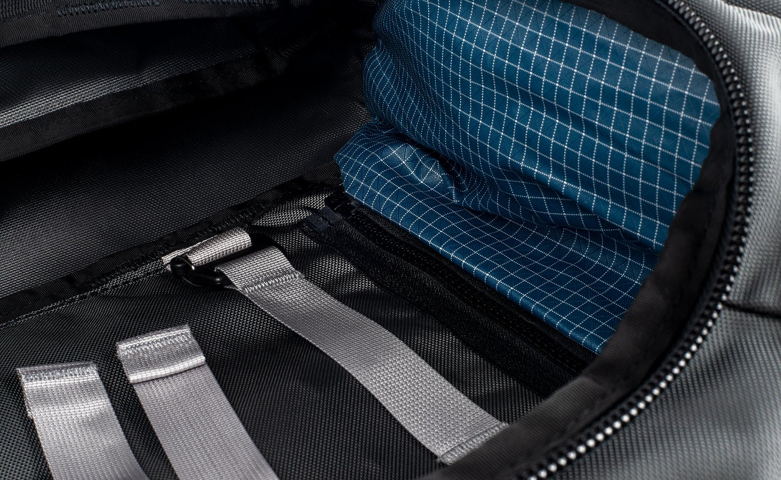detail visible^^Zippers in main compartment for main panel