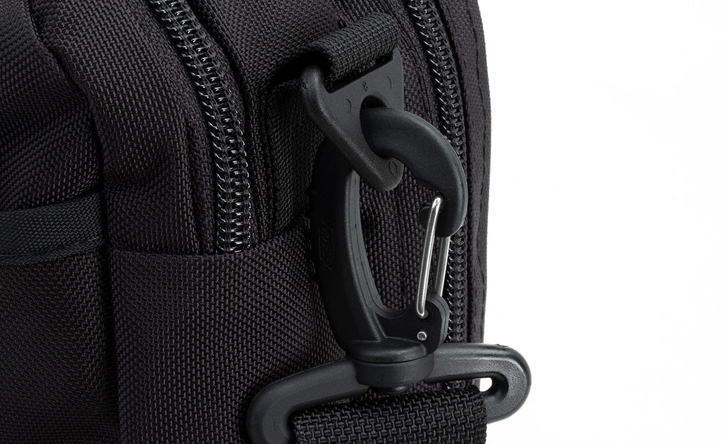 lifestyle visible^^Close-up of the Standard Shoulder Strap snaphook clipped to the Co-Pilot.