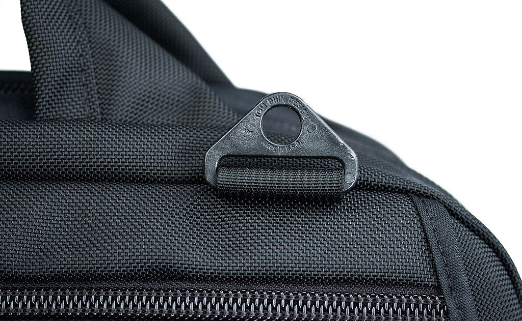 detail visible^^Close shot of the d-ring for attaching a shoulder strap