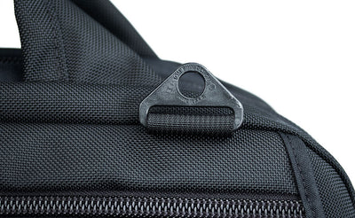 detail visible^^Close shot of the d-ring for attaching a shoulder strap