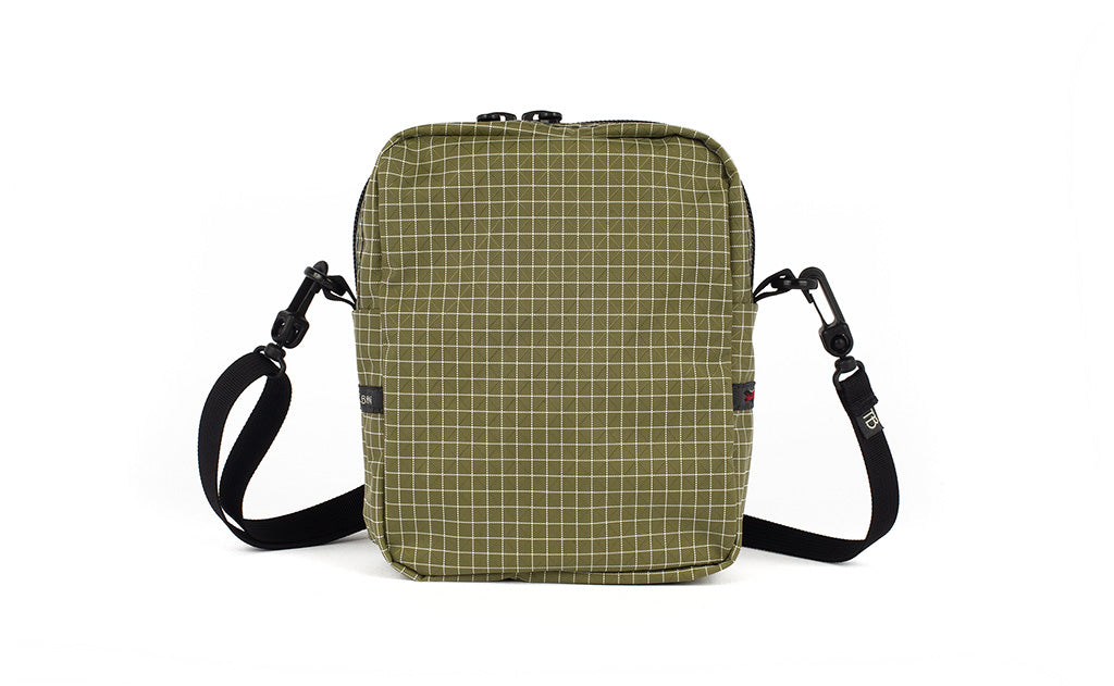visible variant TB0416-8DNE TB0416-8DLE^^A back view of the Everyday Cubelet in Taiga Halcyon (olive green with a white grid) showing a completely fabric back.
