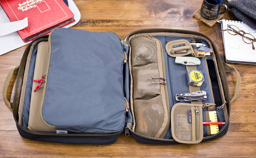 An open Founder's Briefcase with a possible loadout including the Founder's Briefcase Wedge.