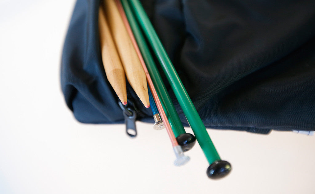 visible variant TB1836-BJ TB1836-LJ TB1836-GJ TB1836-IJ^^ Knitting needles in the lower pocket of the Maker's Bag / Swift Freudian Slip.