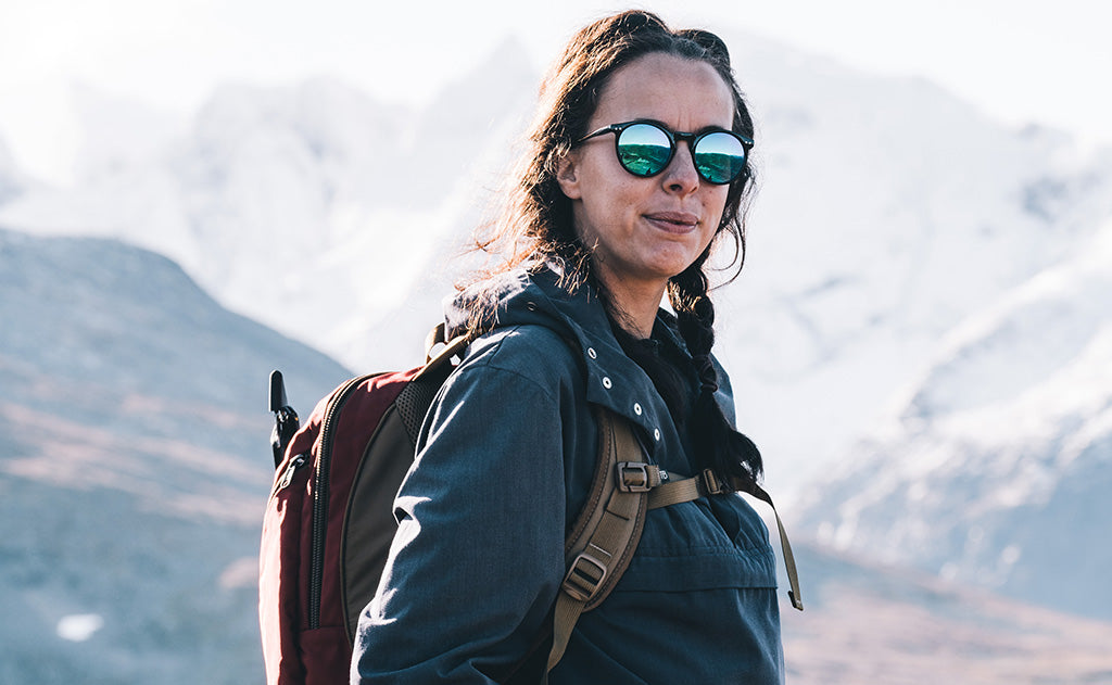 lifestyle visible^^A profile shot of a person wearing the Guide's Edition Synapse 25 with the sternum strap buckled.