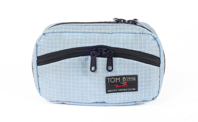 visible variant TB0418-AD^^The front of a Handy Little Thing #1 in Acuity (light blue with white grid) 200 Halcyon showing the front zipper with two slider and logo at the bottom-right corner.