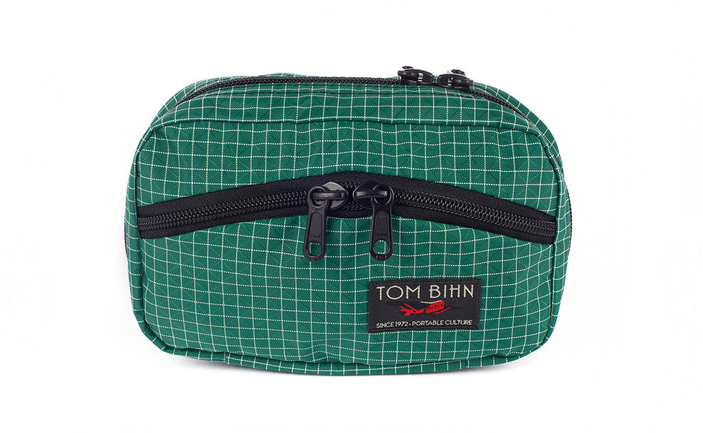 visible variant TB0418-KD^^The front of a Handy Little Thing #1 in Sitka (forest green with white grid) 200 Halcyon showing the front zipper with two slider and logo at the bottom-right corner.